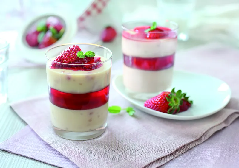 Crveno-bijela fantazija s komadićima jagode