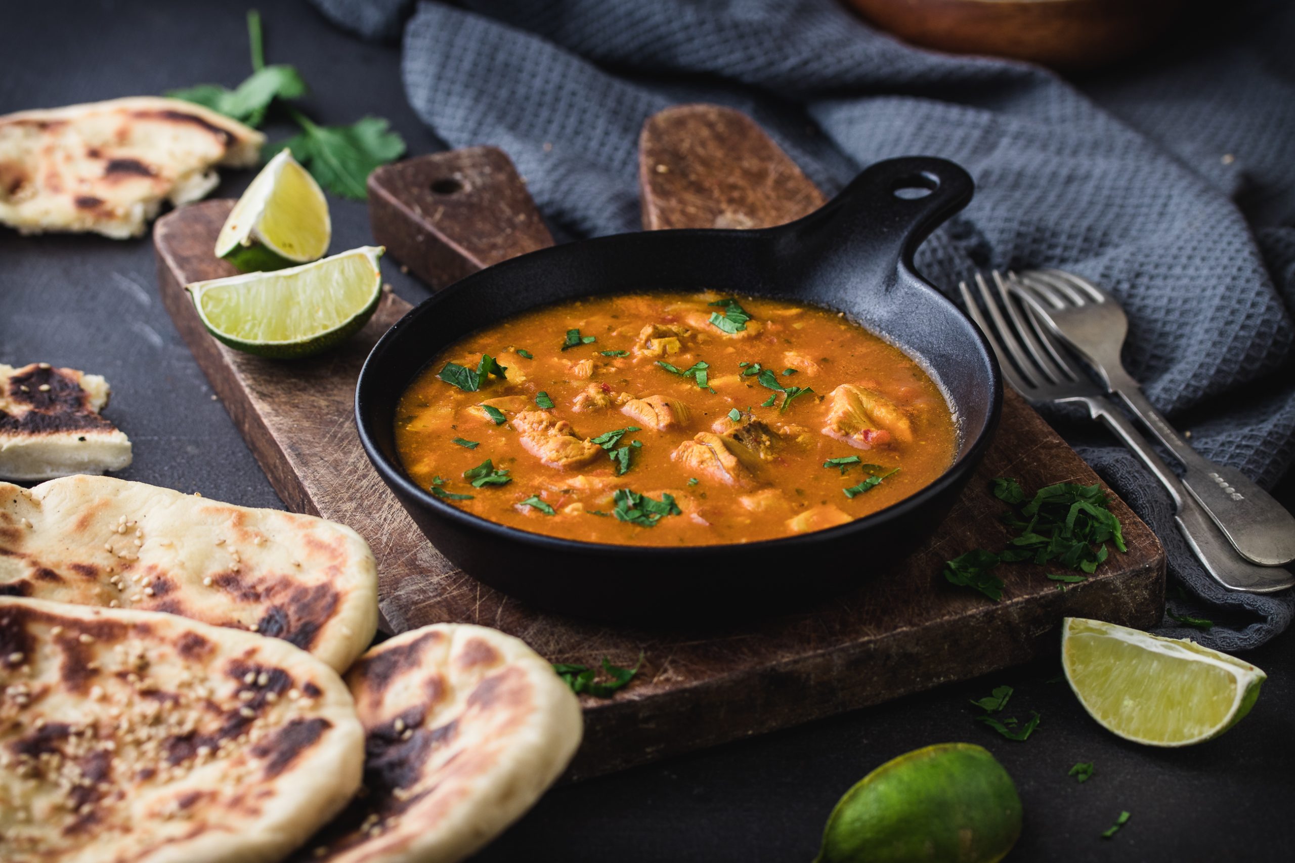 Curry s piletinom i naan kruh