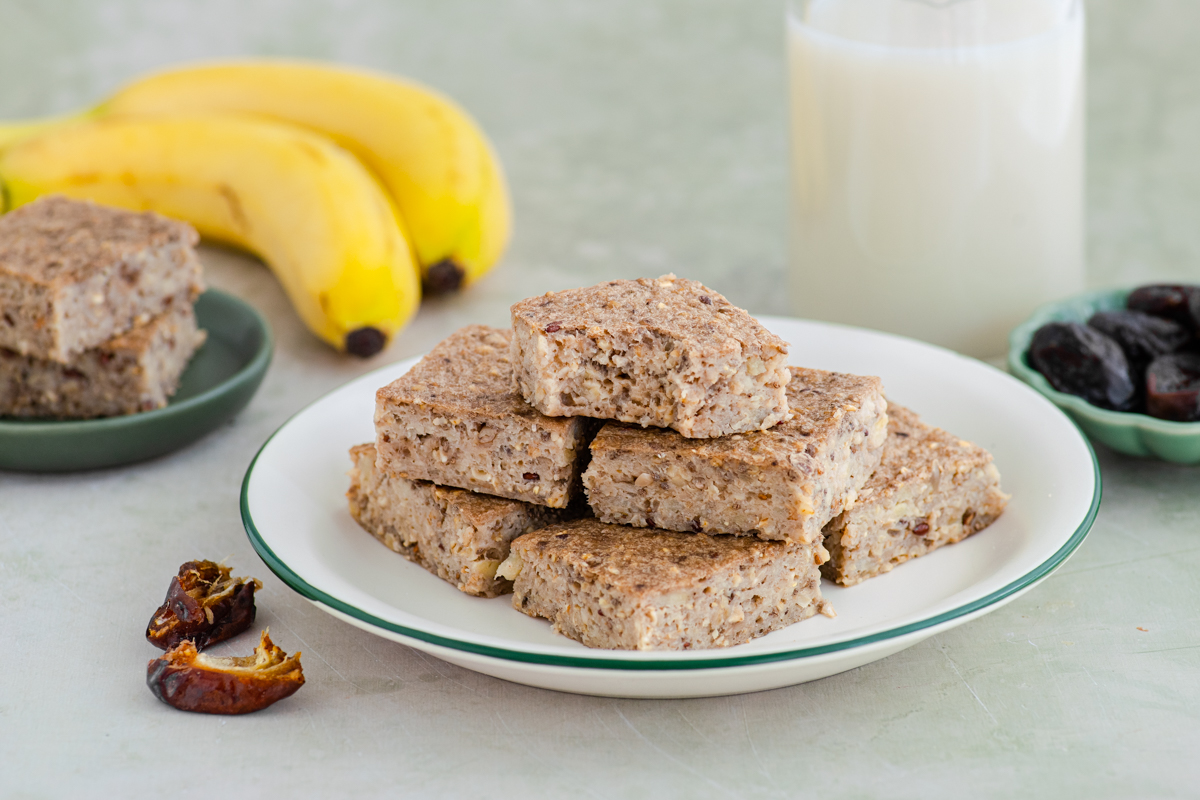 Date & matcha muesli kolač