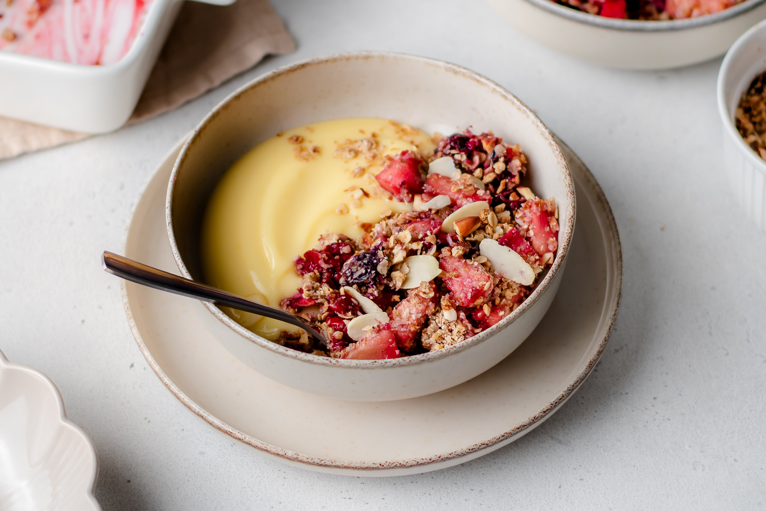 Dolcela voćni crumble s proteinskim pudingom od vanilije