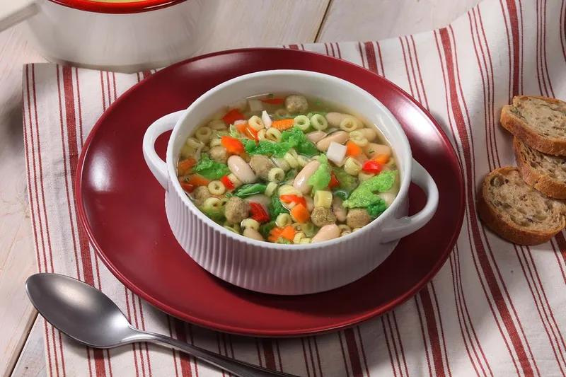 Domaća mesna juha bogata povrćem