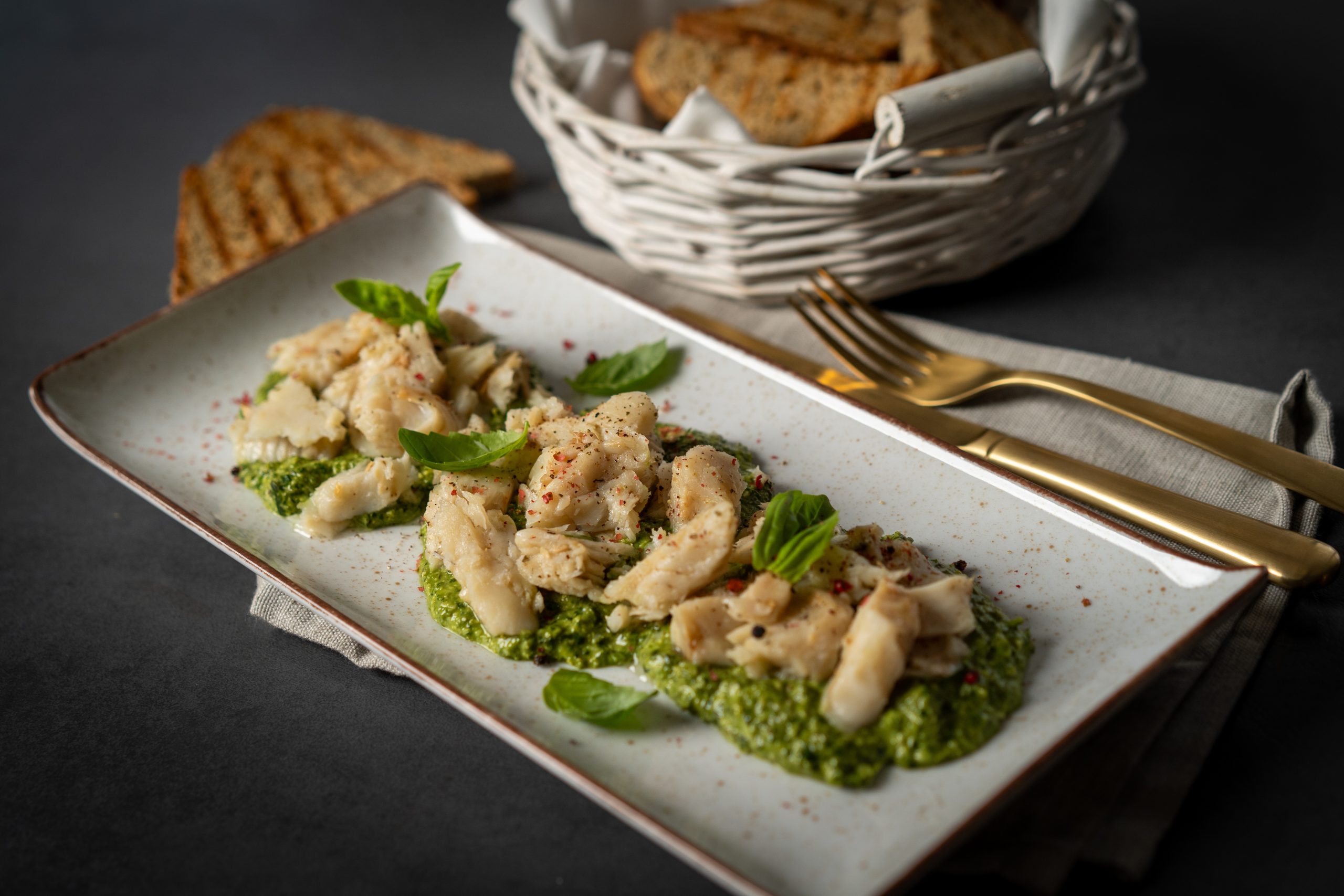 Eva oslić na pestu od bosiljka