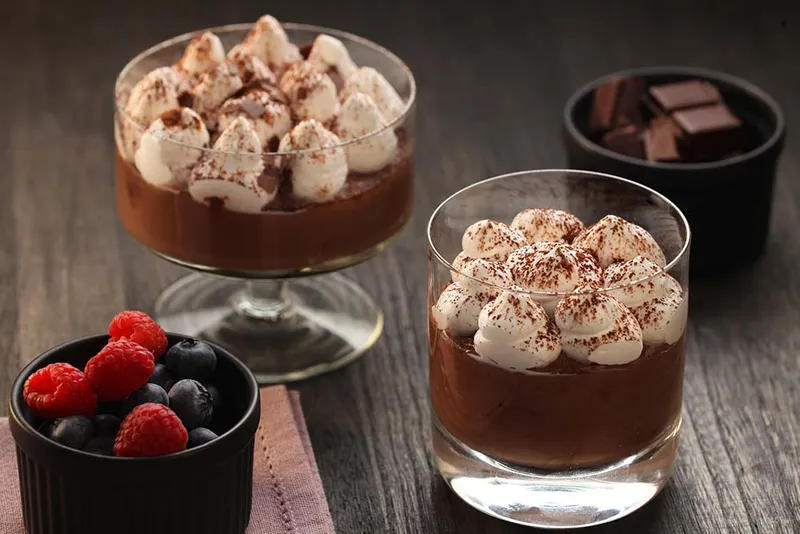 Čokoladni desert s pudingom