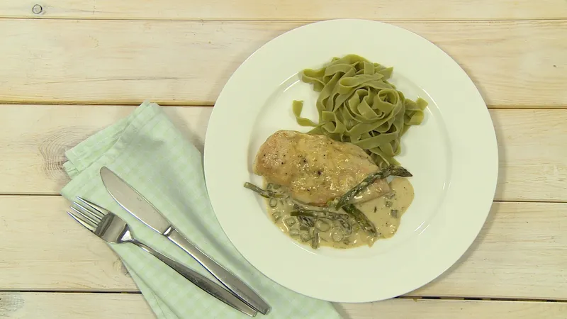 Flambirana piletina sa šparogama