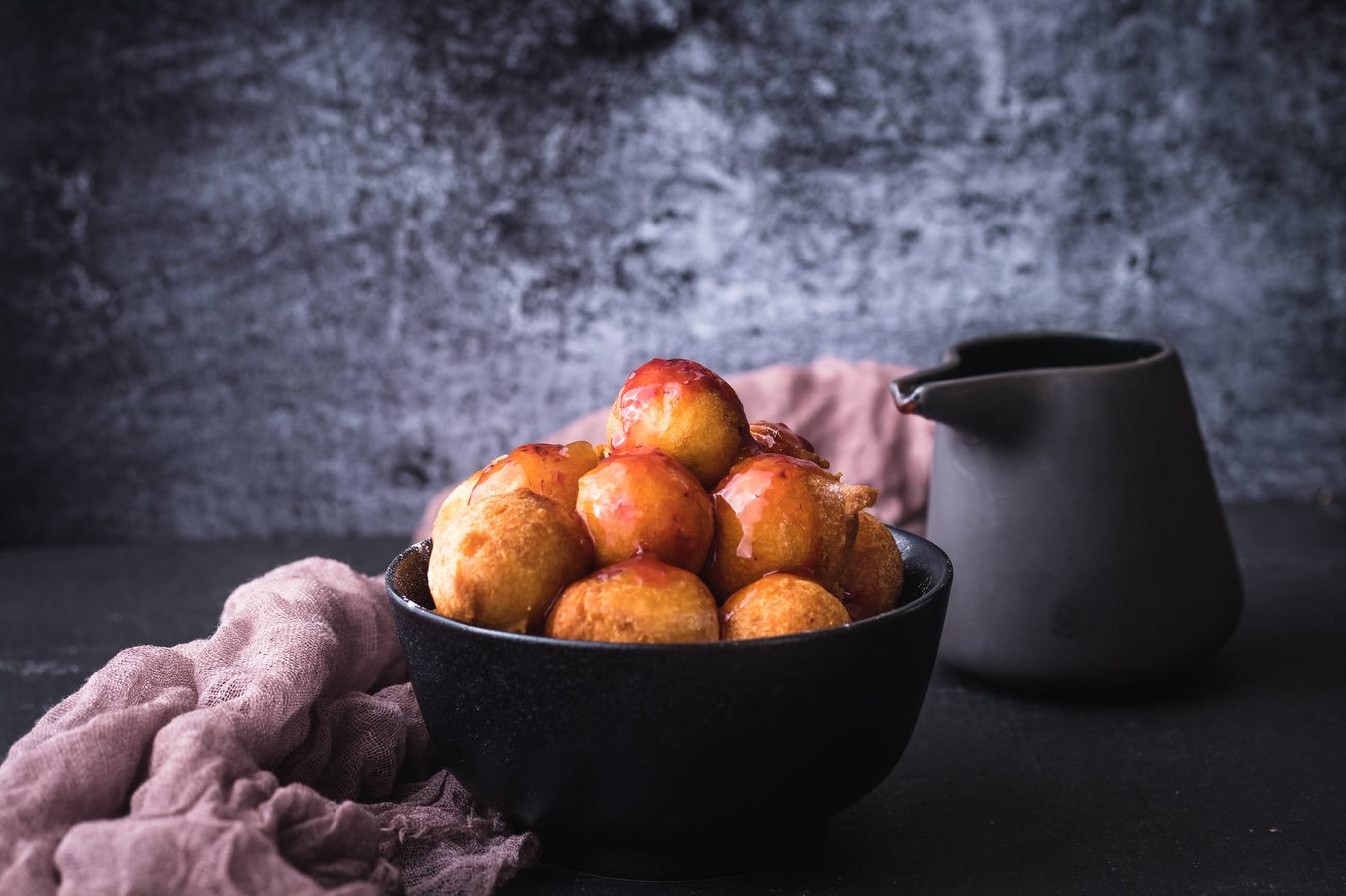 Fritule s preljevom od džema jagoda i džema kruška marelica