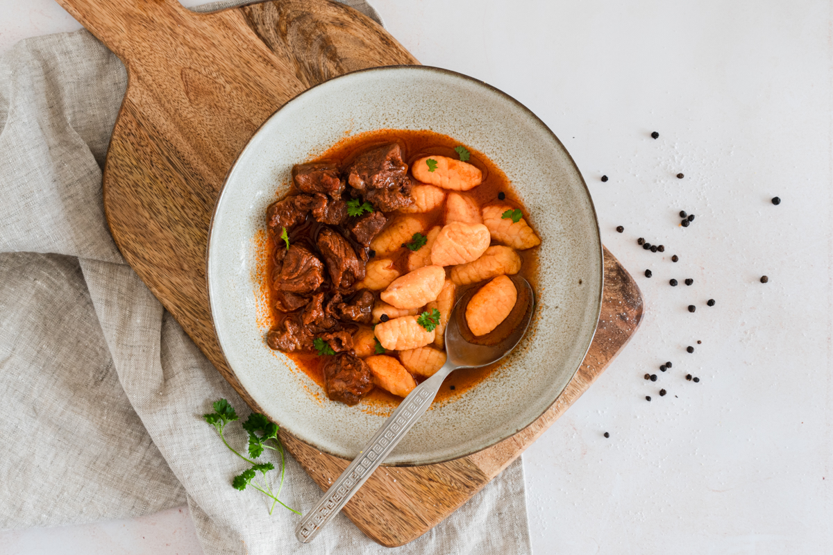 Goveđi gulaš s njokima od batata