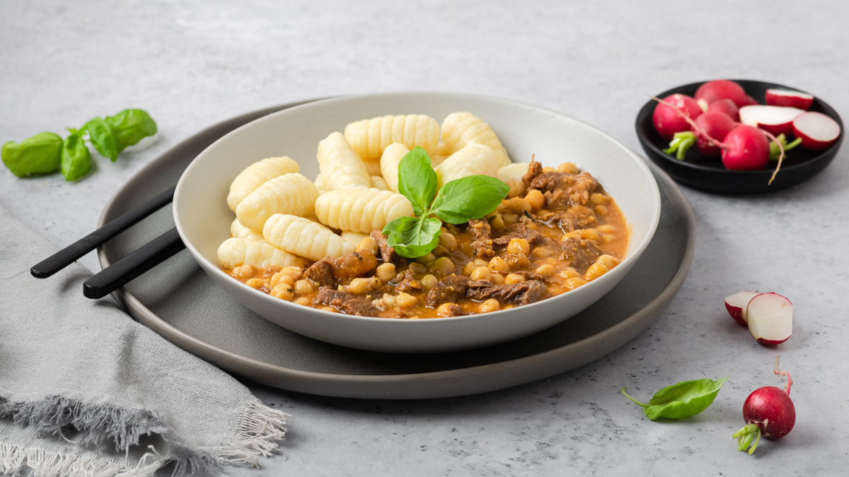 Goveđi gulaš sa slanutkom i njokima od ricotte