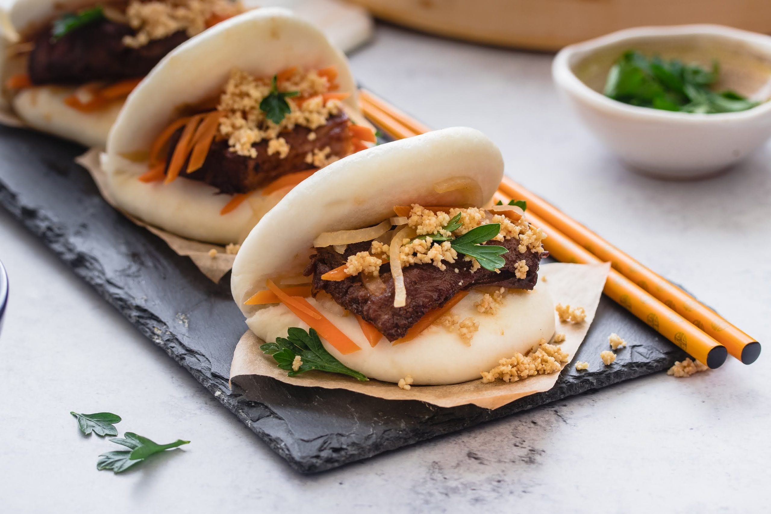 Gua bao – parena peciva s glaziranim carskim mesom