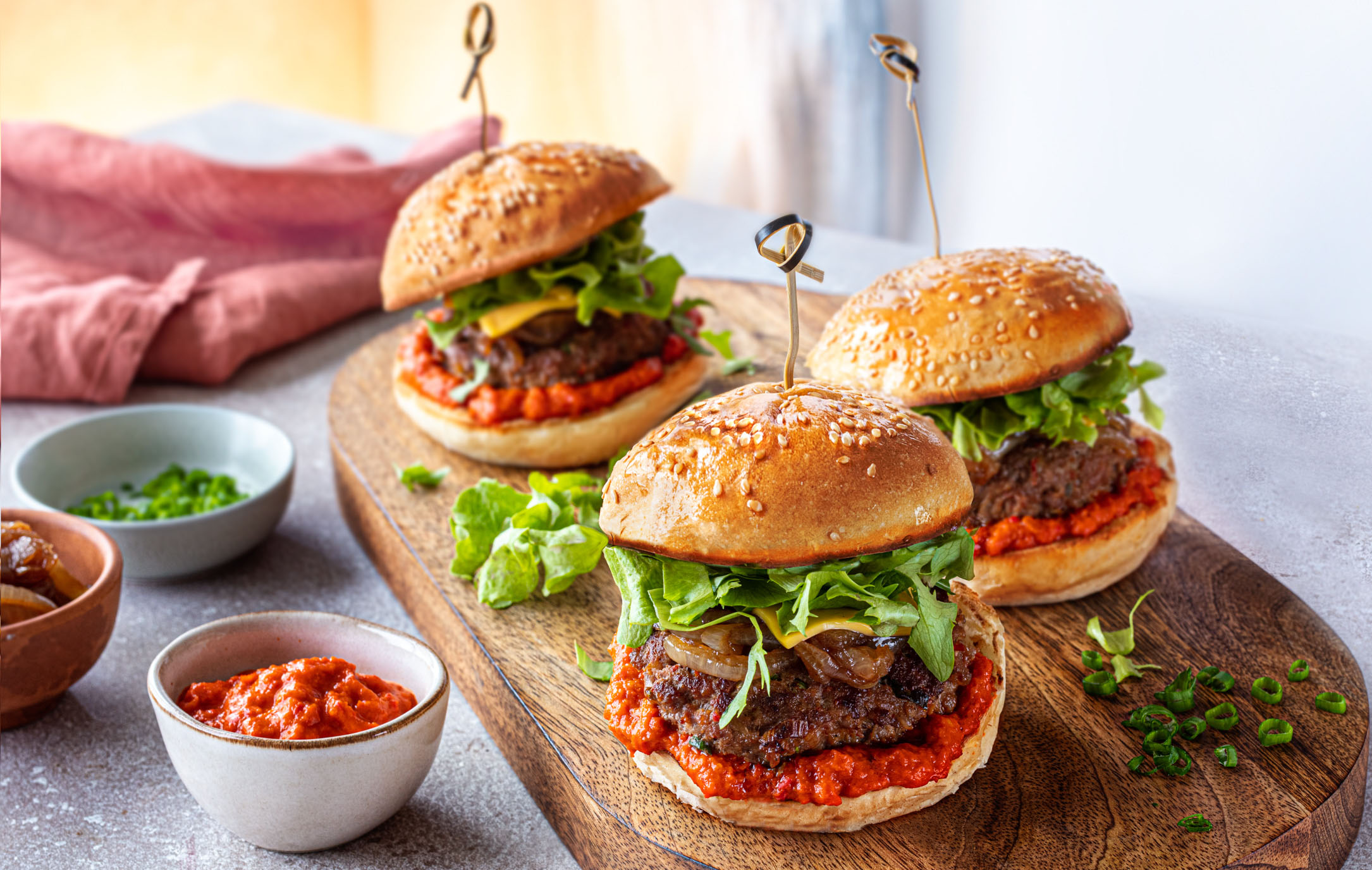 Hamburger s ajvarom i karameliziranim lukom