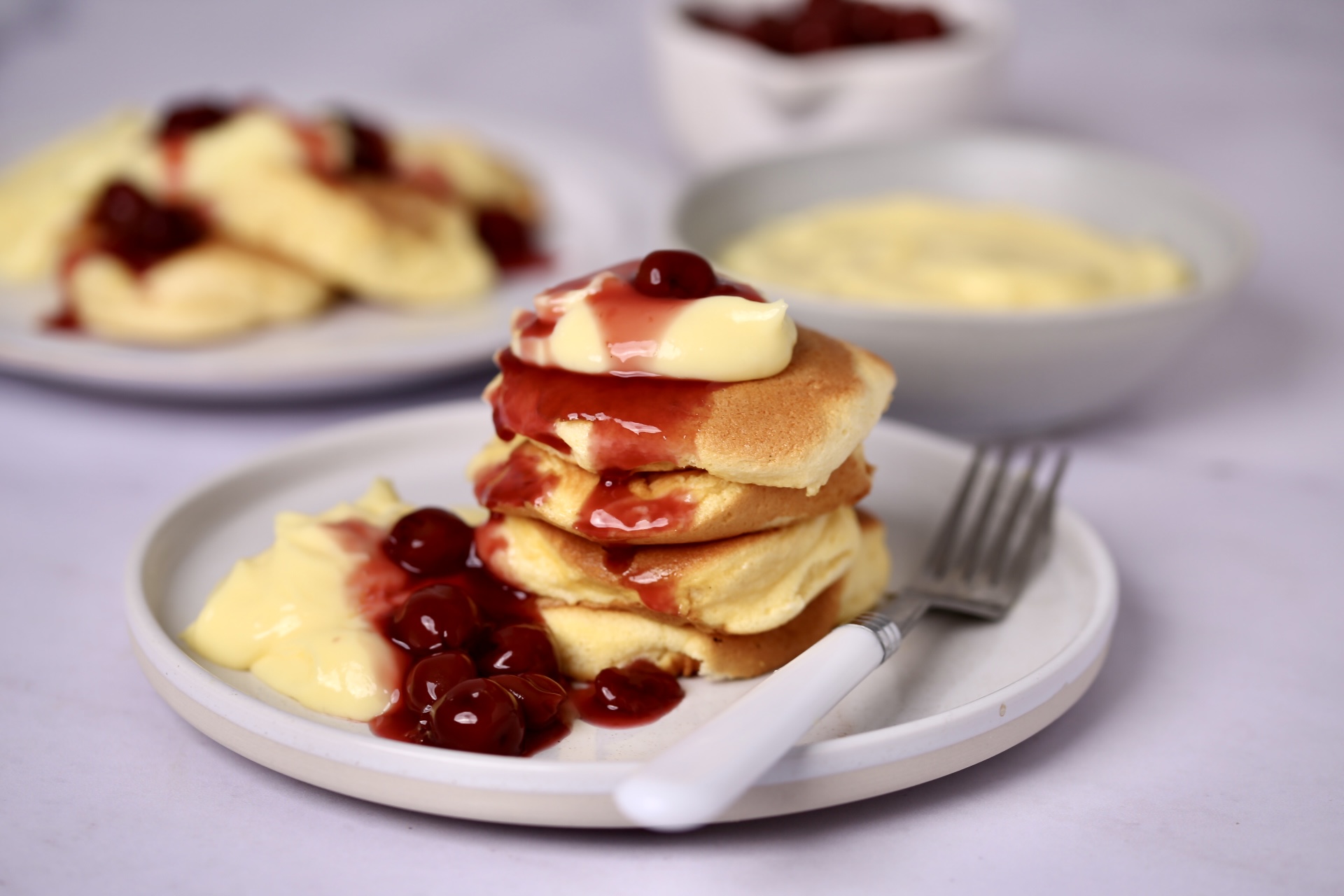 Japanske palačinke s umakom od višanja i kremom od vanilije