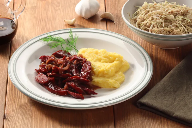 Jeger u vinskom umaku s palentom