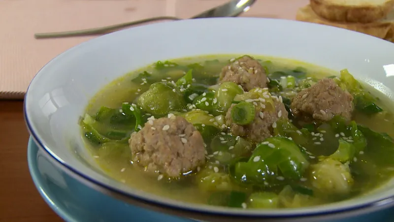 Juha s mesnim okruglicama i prokulicama