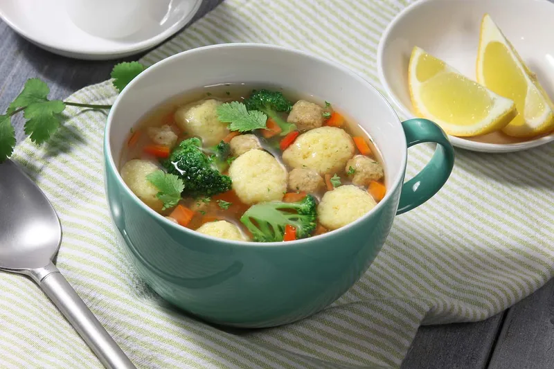 Juha s okruglicama i cvjetićima brokule