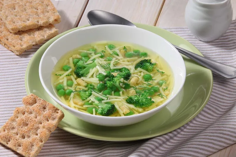 Kokošja juha s brokulom i koprom