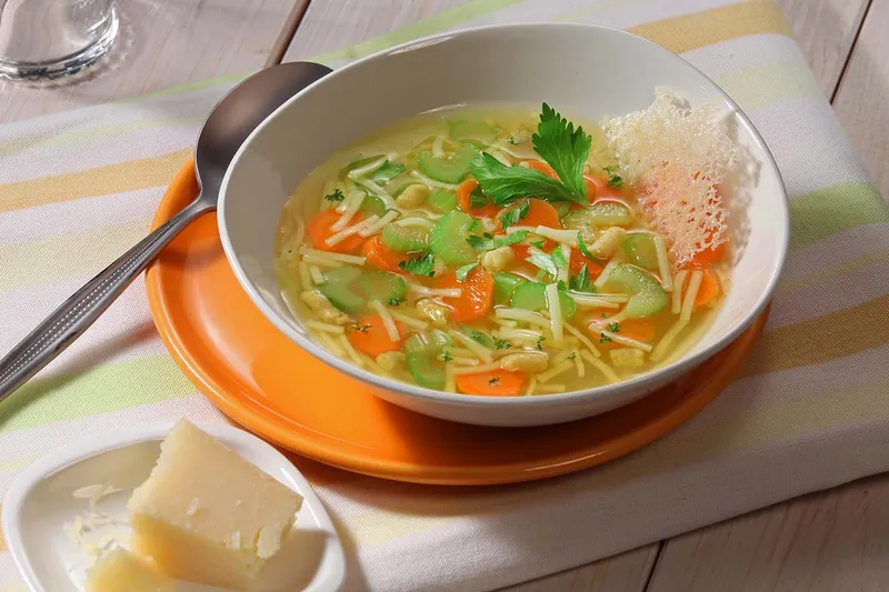 Kokošja juha s celerom