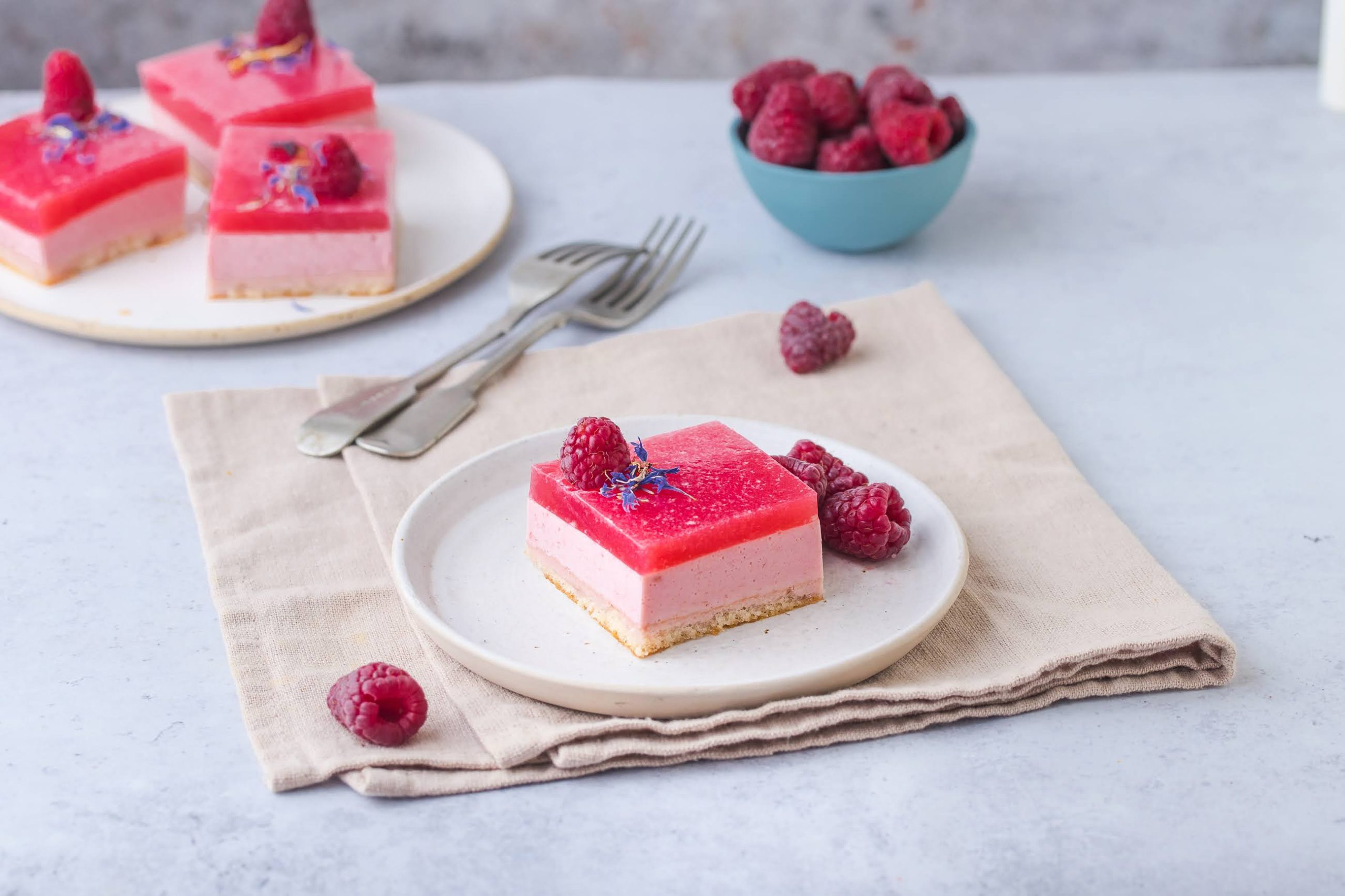 Kolač od jogurta s malinama