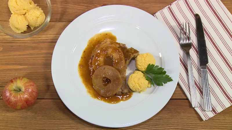Kotleti s pečenim jabukama