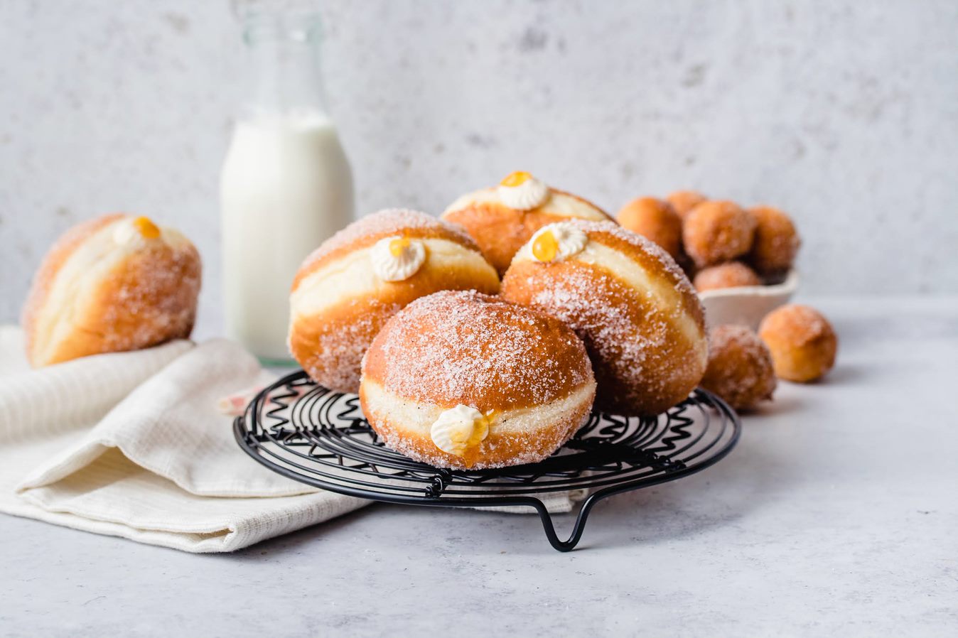 Krafne s kremom od vanilije i džemom od marelice