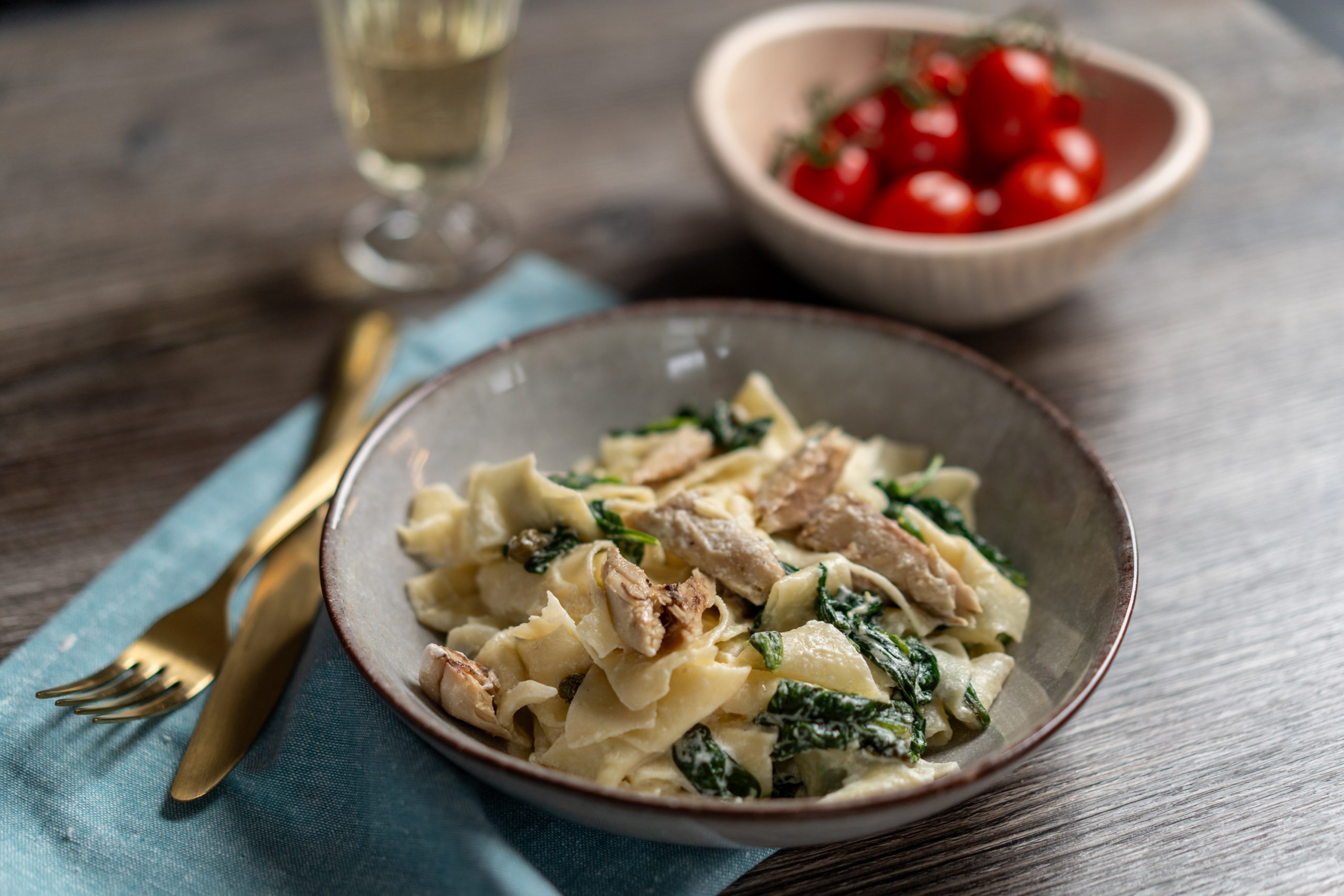 Kremasta tjestenina sa špinatom i skušom