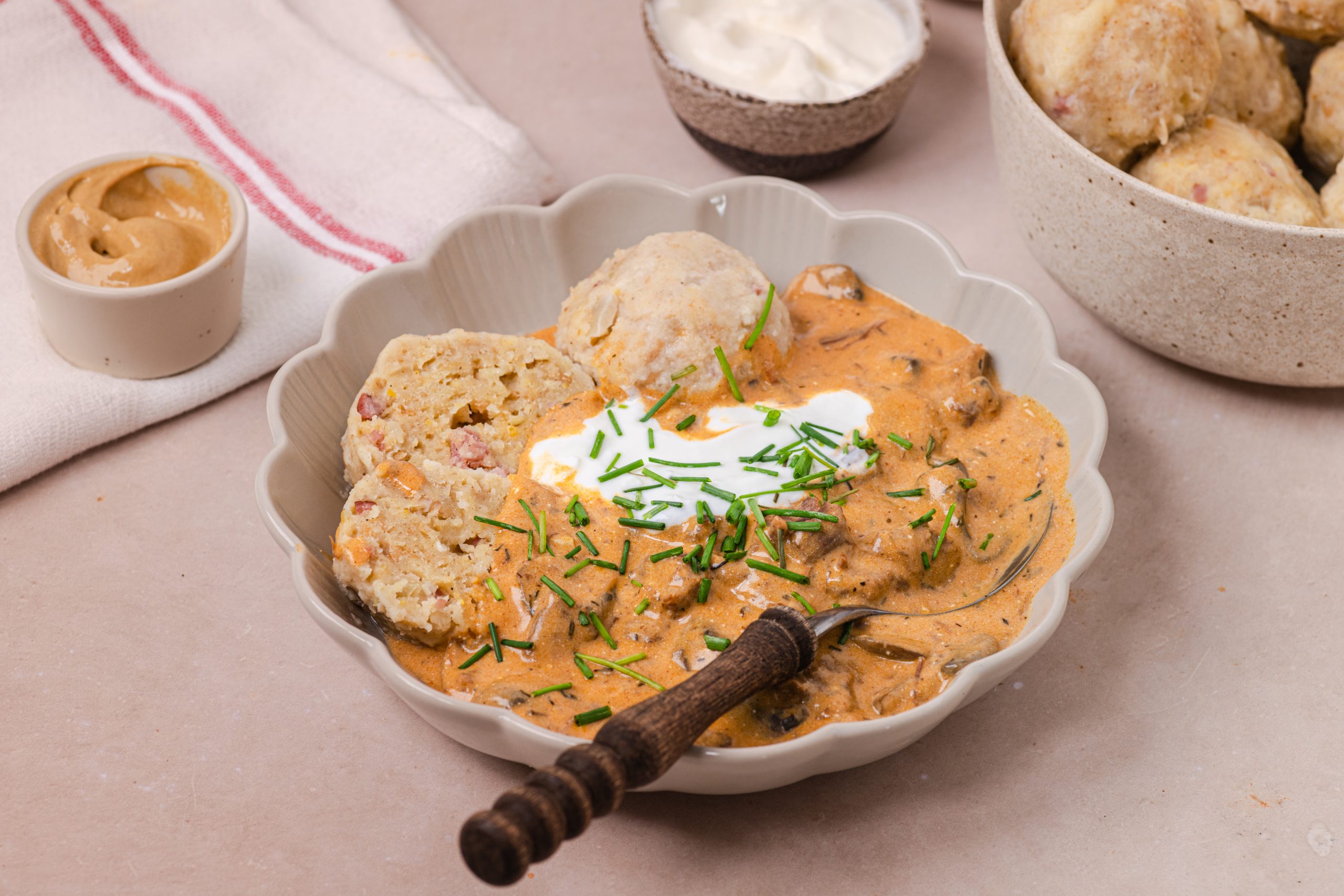 Kremasti goveđi gulaš s okruglicama od kruha