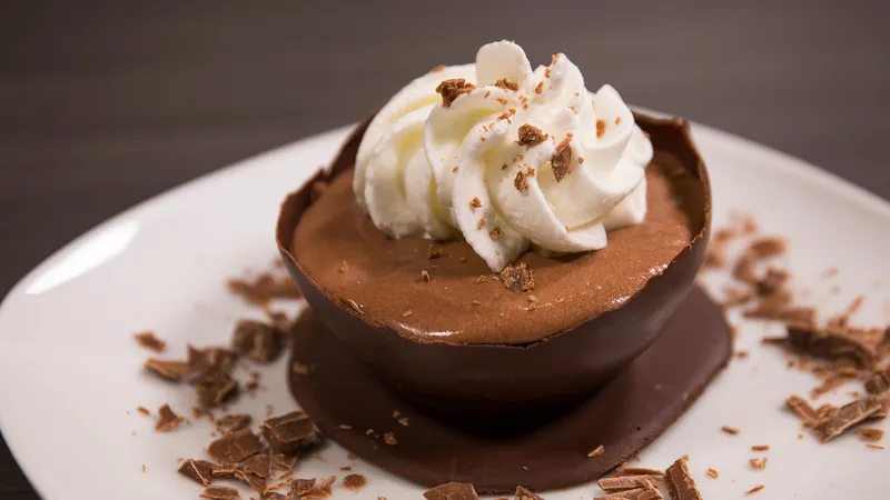 Kremasti puding u čokoladnim zdjelicama