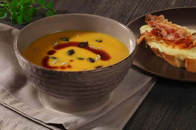 Krepka juha sa zapečenim sendvičima