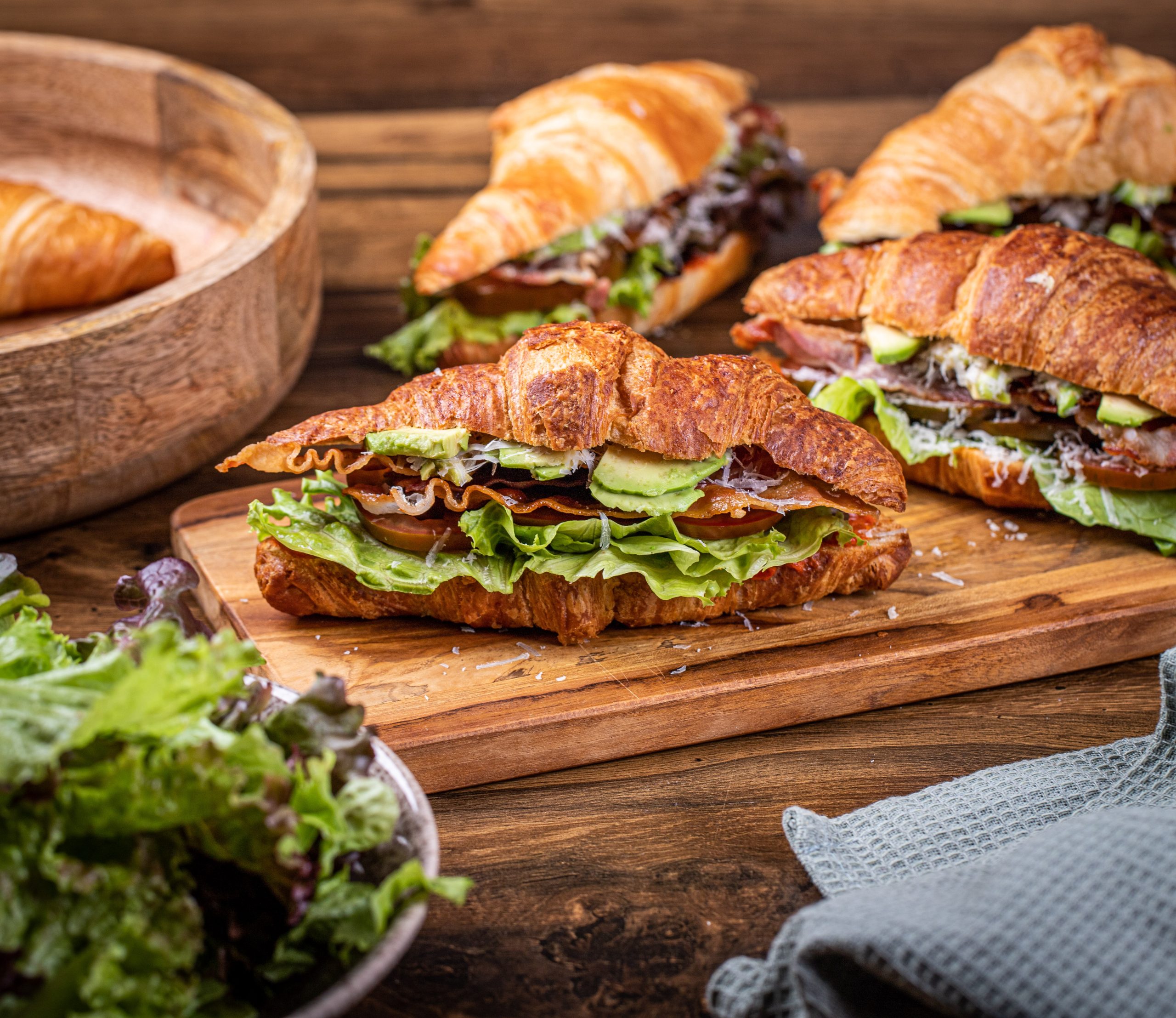 Kroasan BLT sendvič s ajvarom