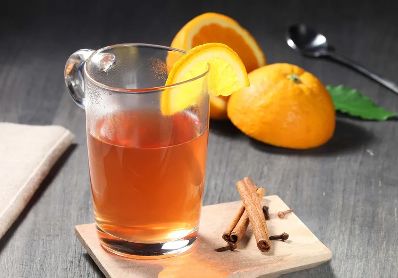 Kuhano vino s okusom naranče, cimeta i klinčića
