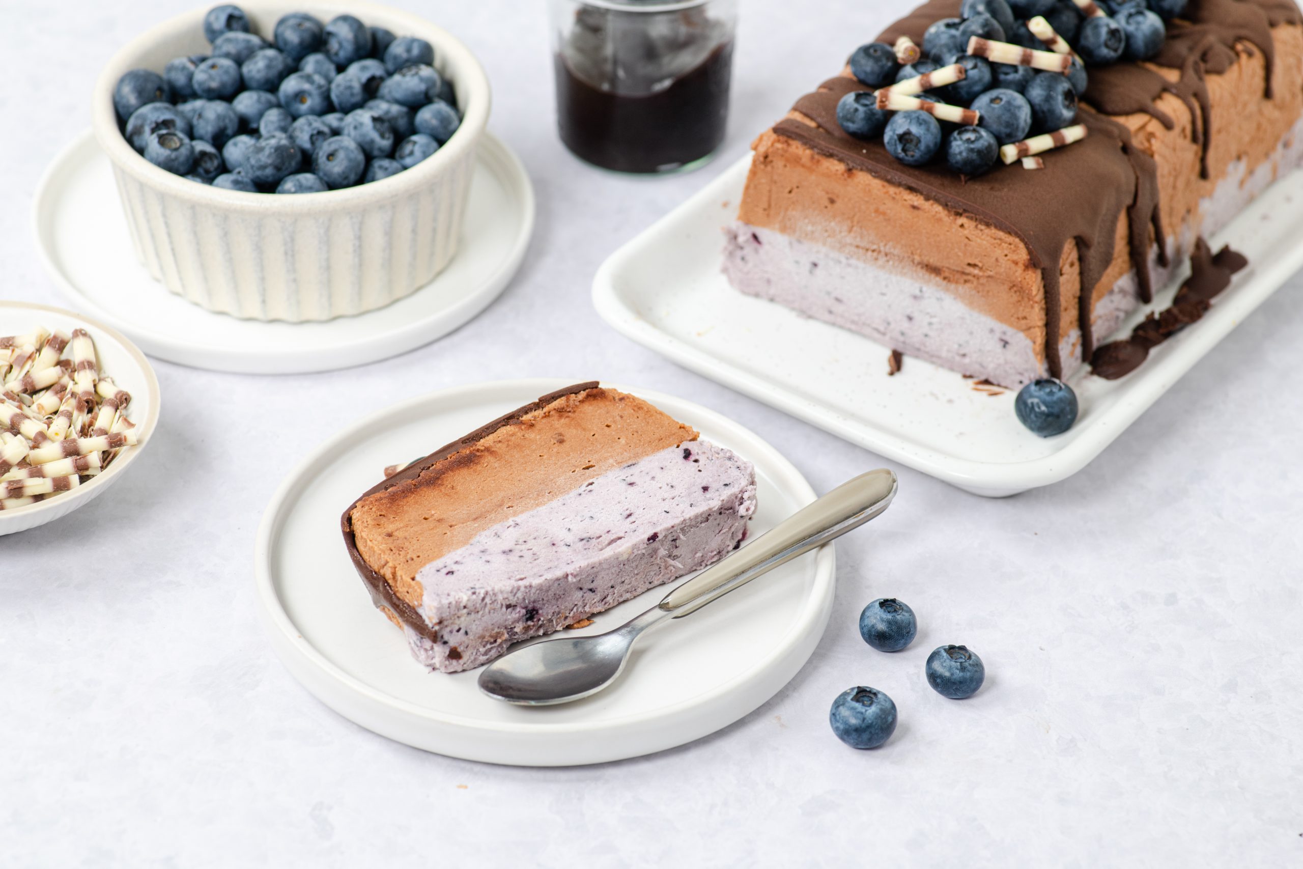 Ledeni parfe s čokoladom i borovnicama