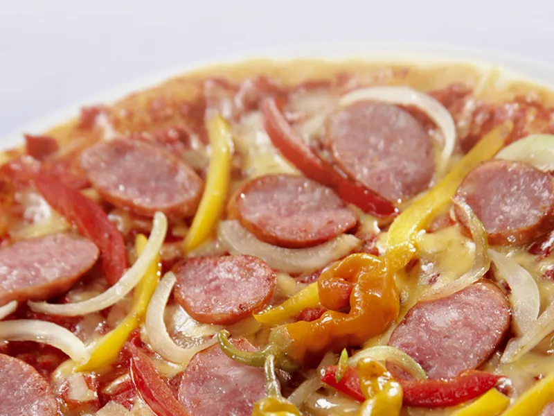 Ljuta pizza s kranjskim kobasicama