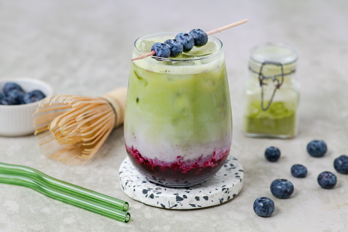 Matcha latte s borovnicama