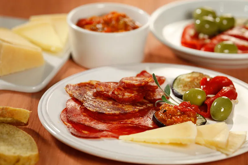 Meze sa suhim mesom i salatama