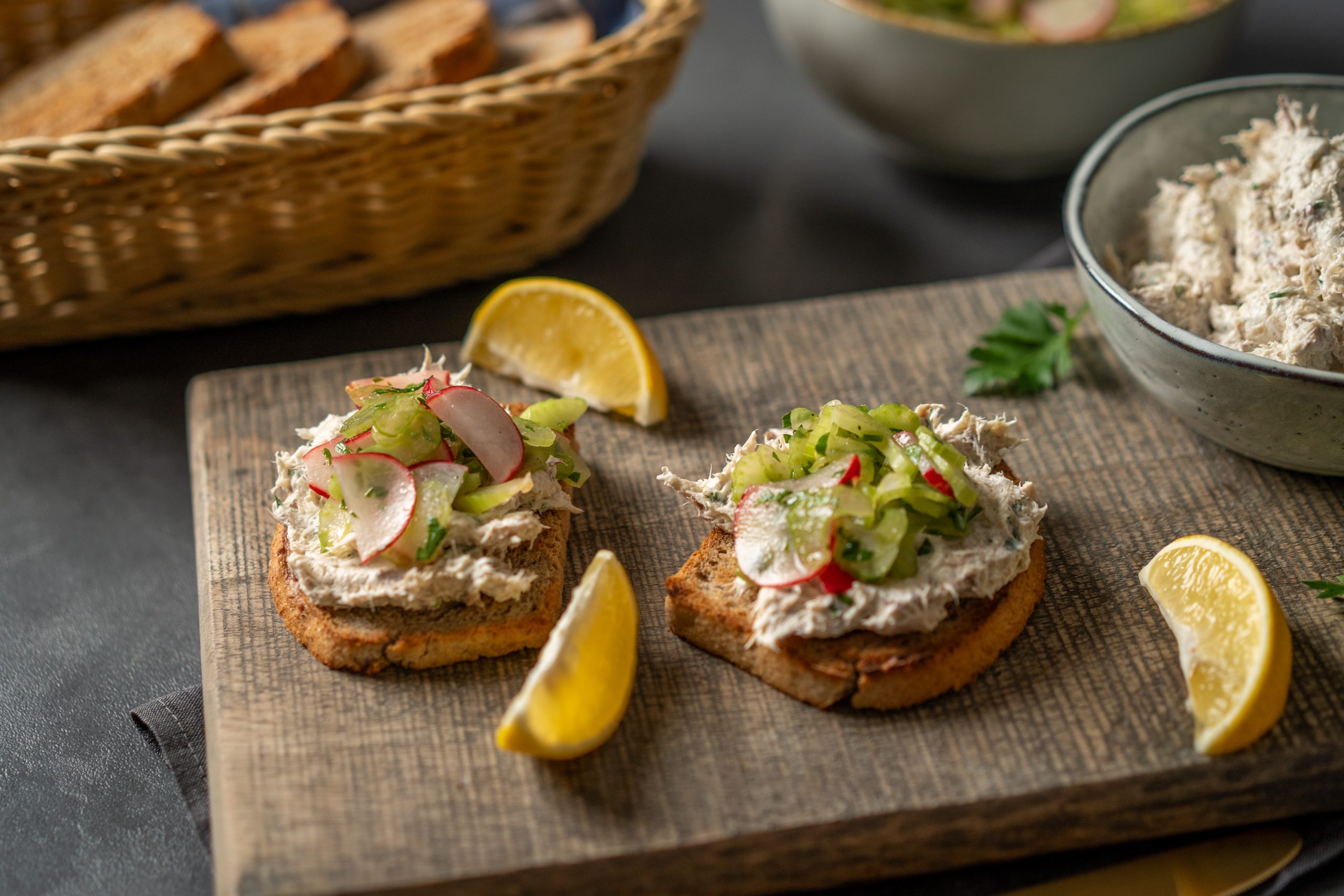 Namaz od skuše na tostiranom kruhu sa salatom