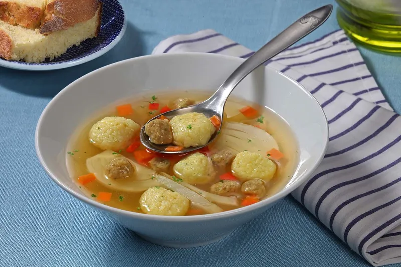 Okrepljujuća juha s mesnim i gris okruglicama