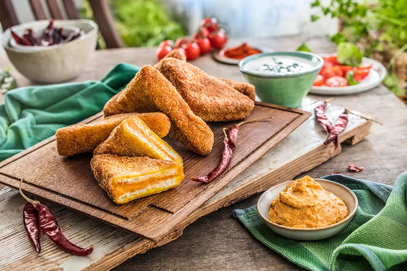 Panirani trokutići s paštetom i mozzarellom