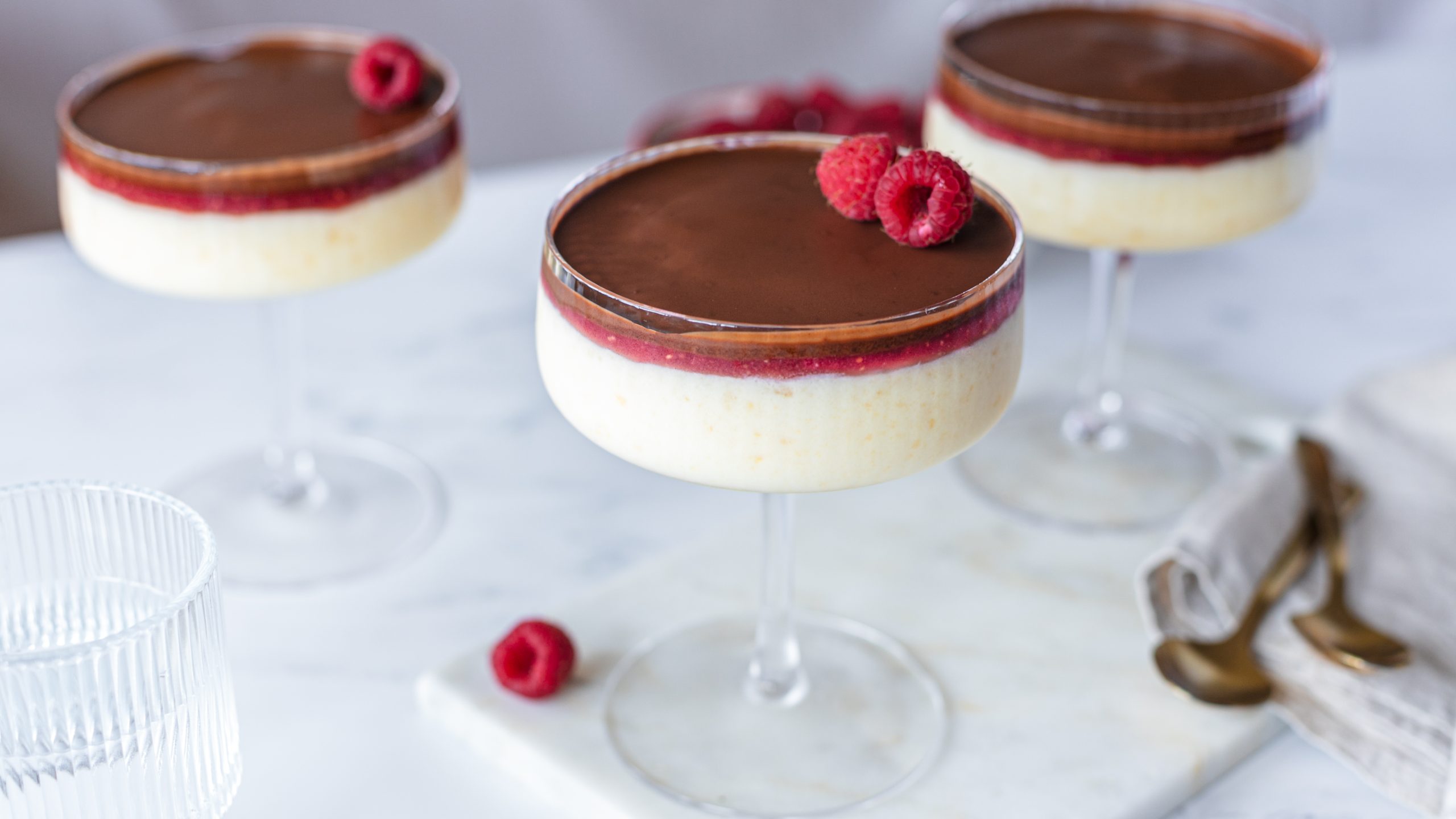 Panna cotta s malinama i čokoladom