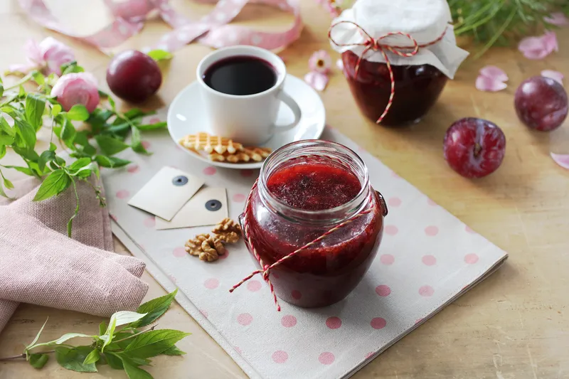 Pekmez od šljiva s orasima