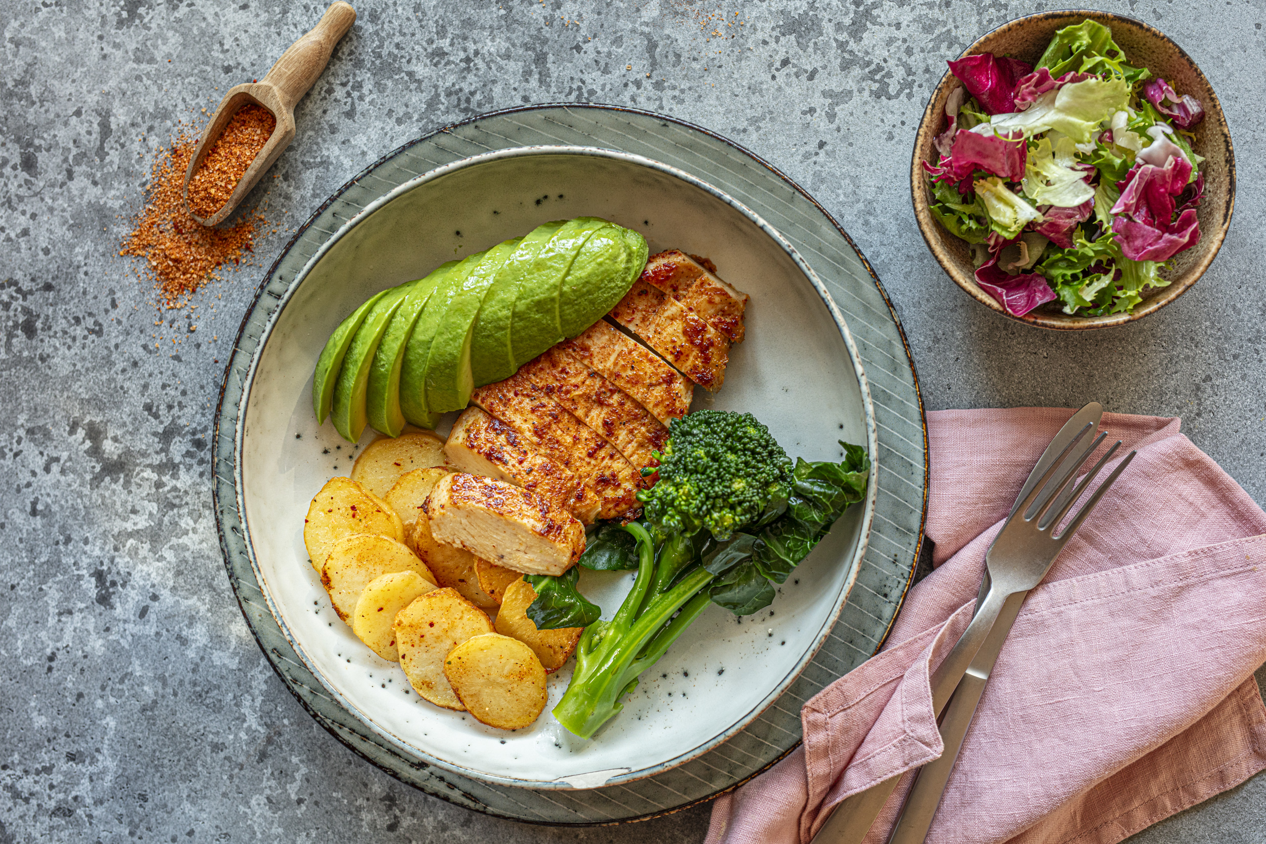 Pikantna piletina s povrćem iz tave