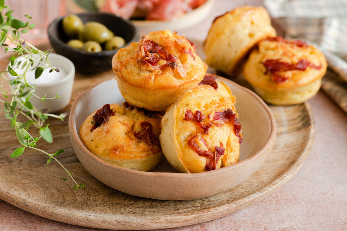 Pikantni muffini s pršutom i sirom