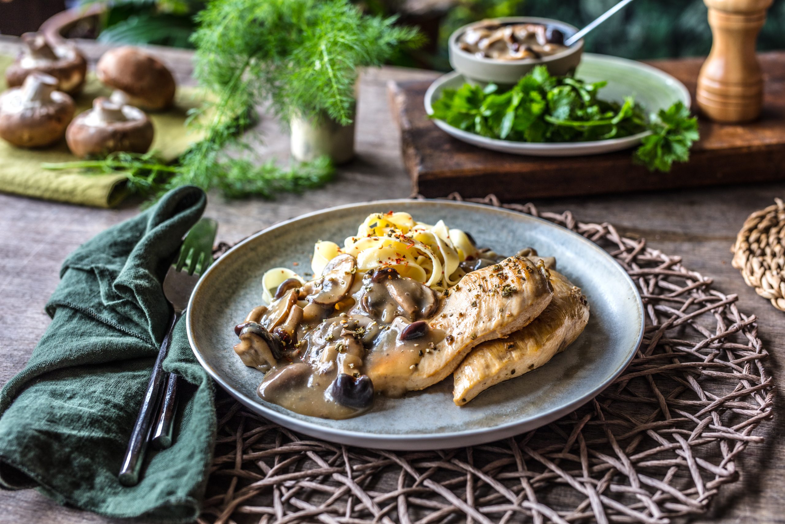 Pileća prsa sa zelenim paprom i umakom od šampinjona