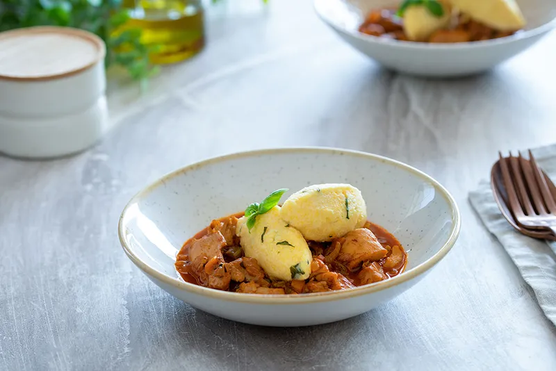Pileći ragu s knedlama od palente s limunom i bosiljkom