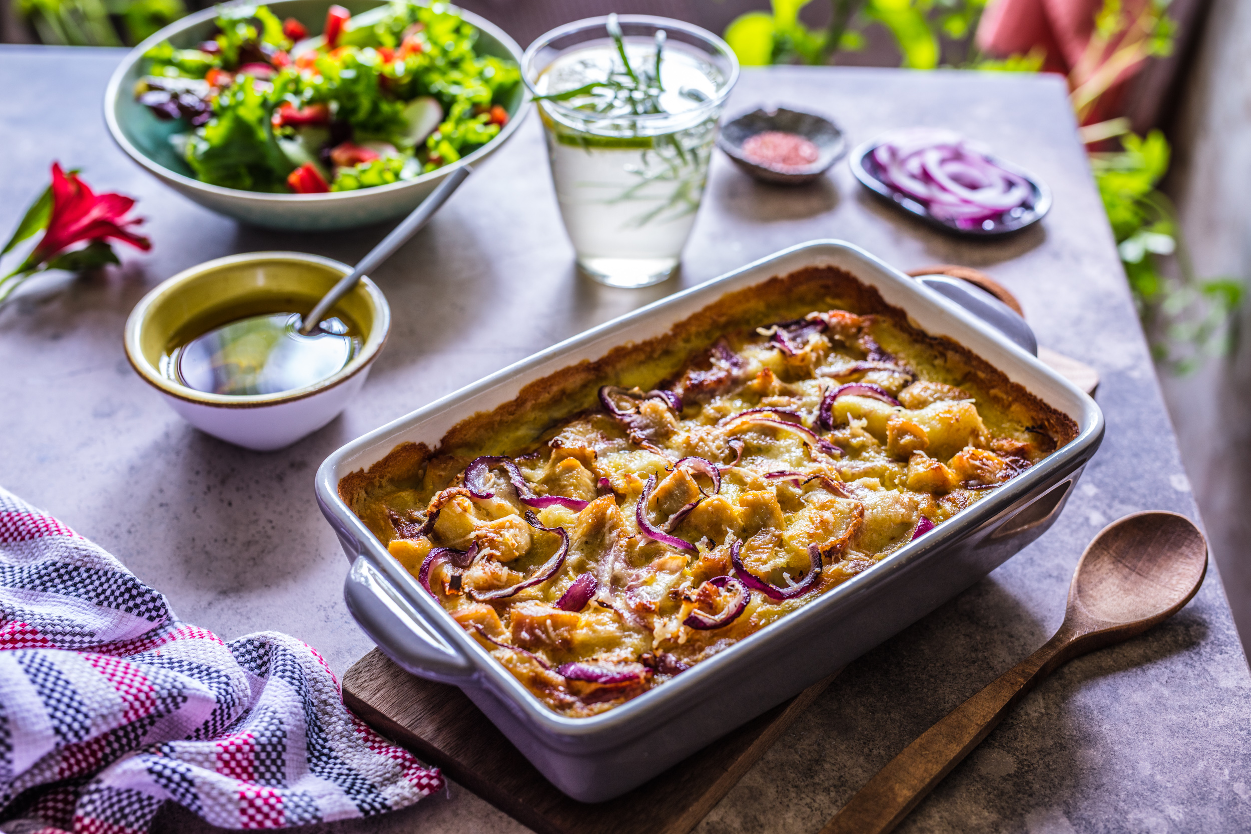 Piletina 4 vrste sira s njokima i ljubičastim lukom