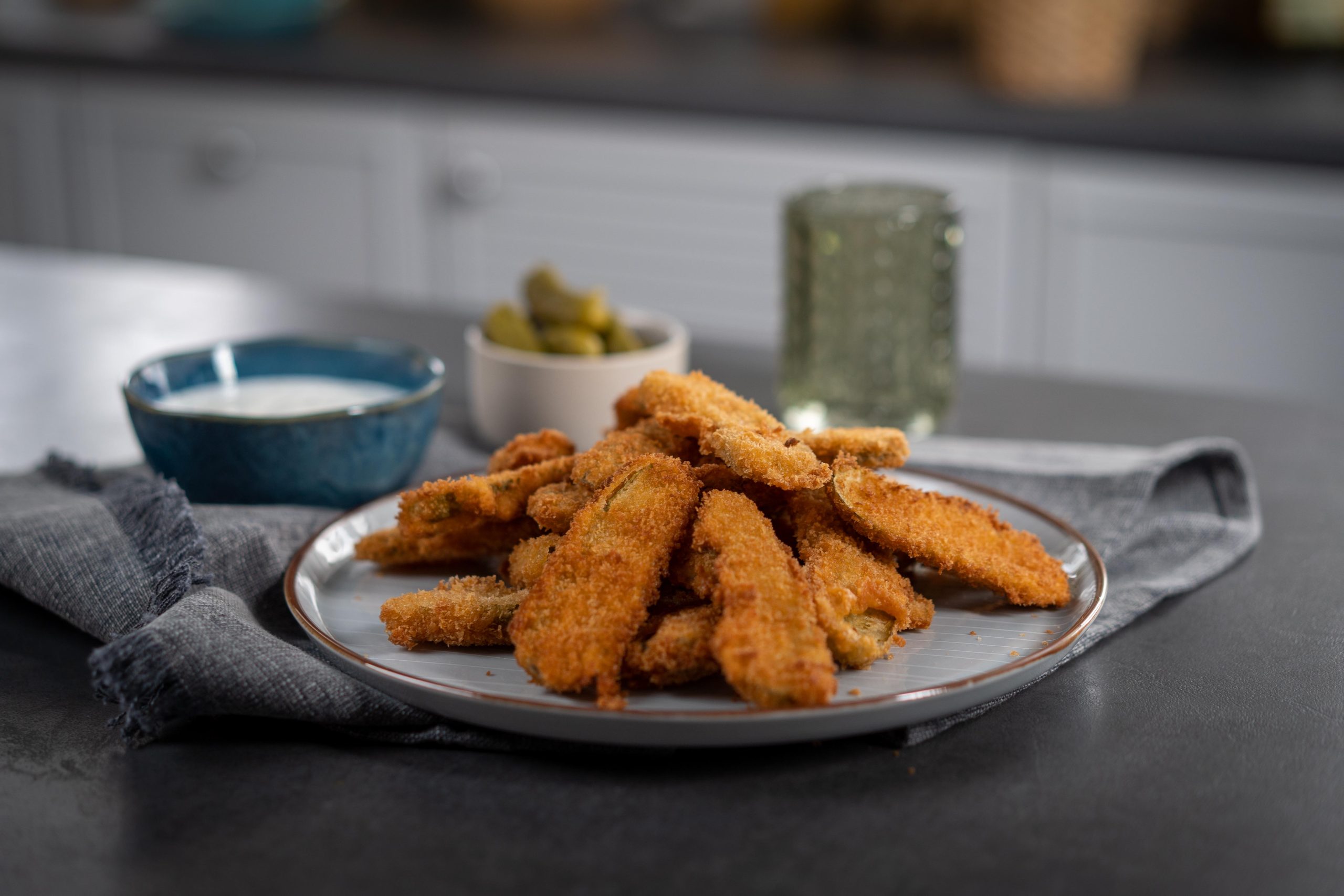 Pohani kiseli krastavci s umakom od kopra