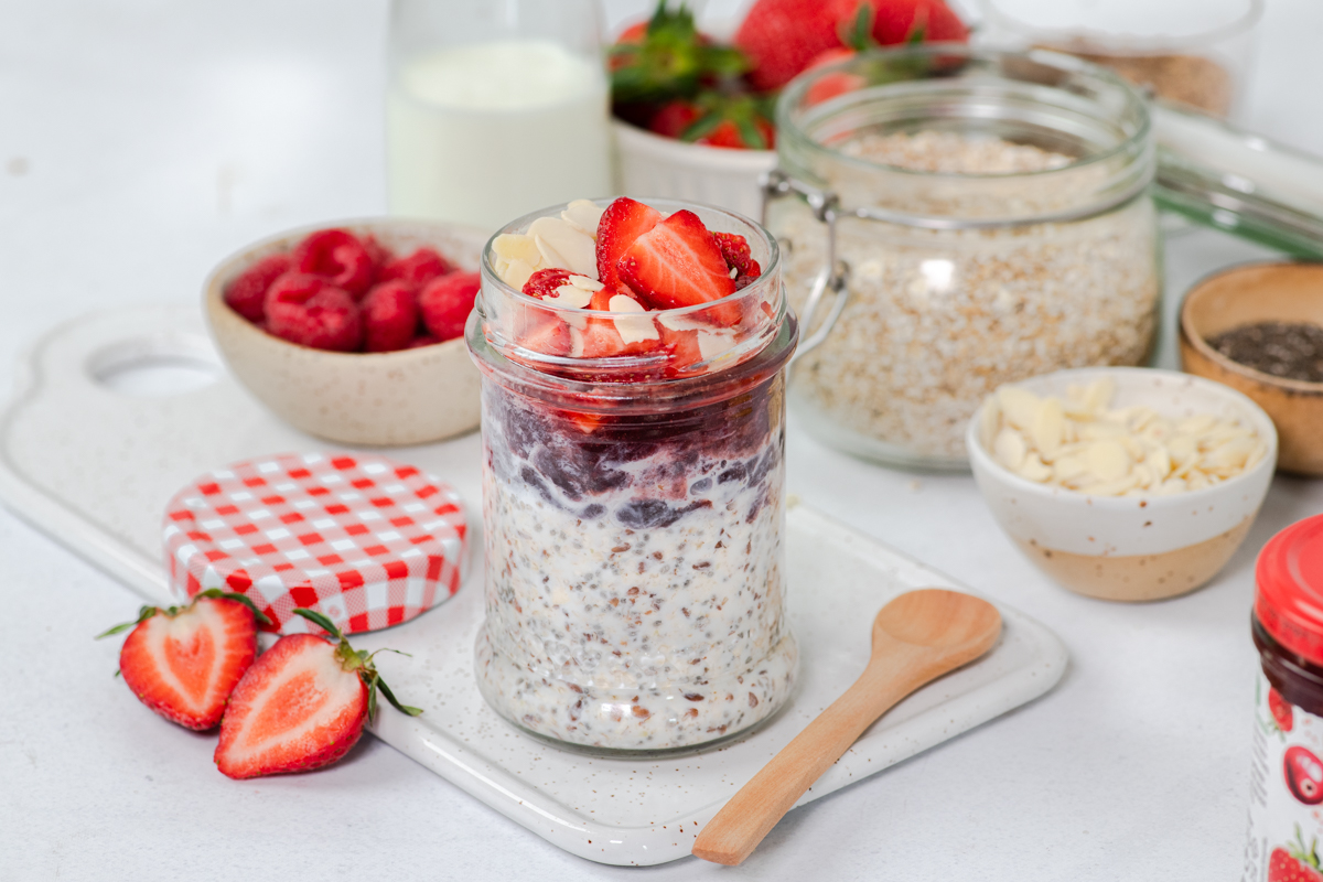 Prekonoćna zobena kaša s voćnim namazom brusnica i jagoda