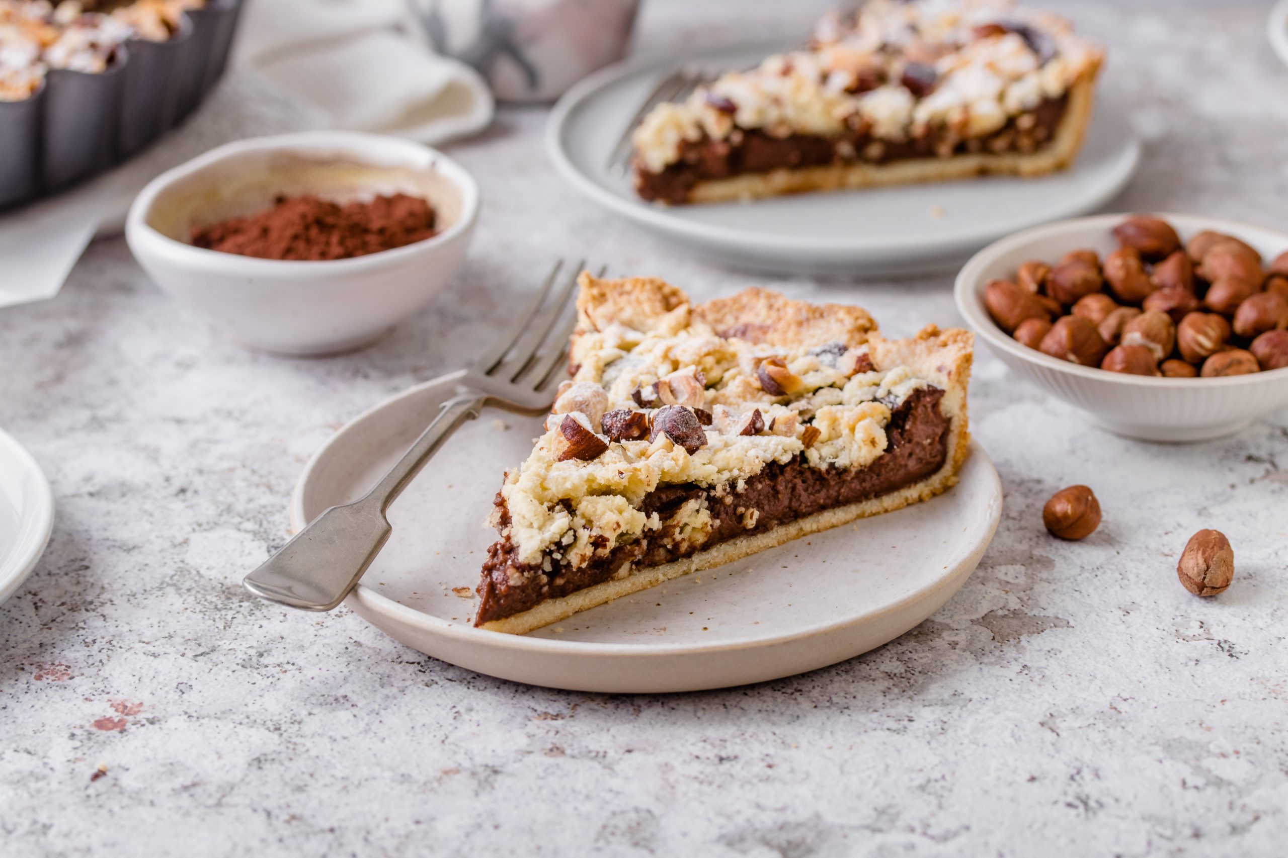 Prhka čokoladna pita s čupavim posipom od lješnjaka