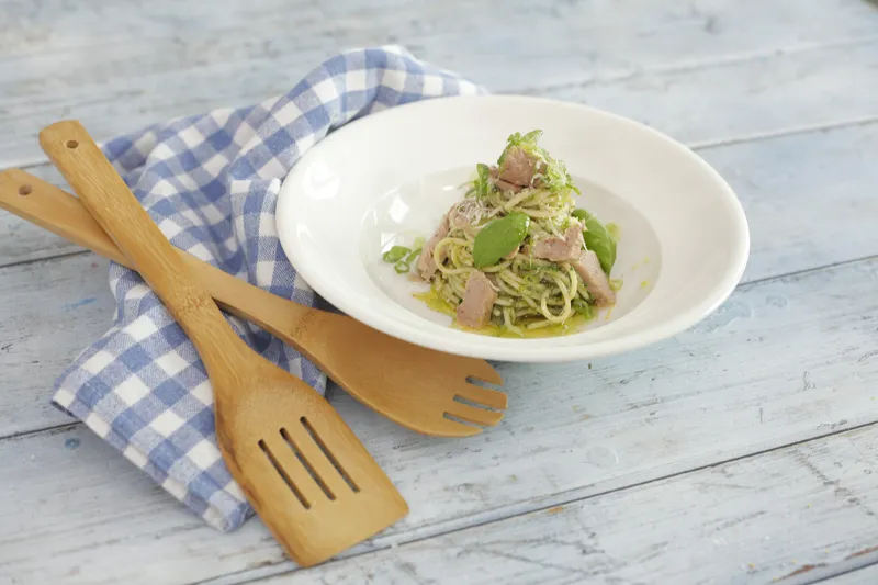 Raskošni špageti s pestom genovese i tunom