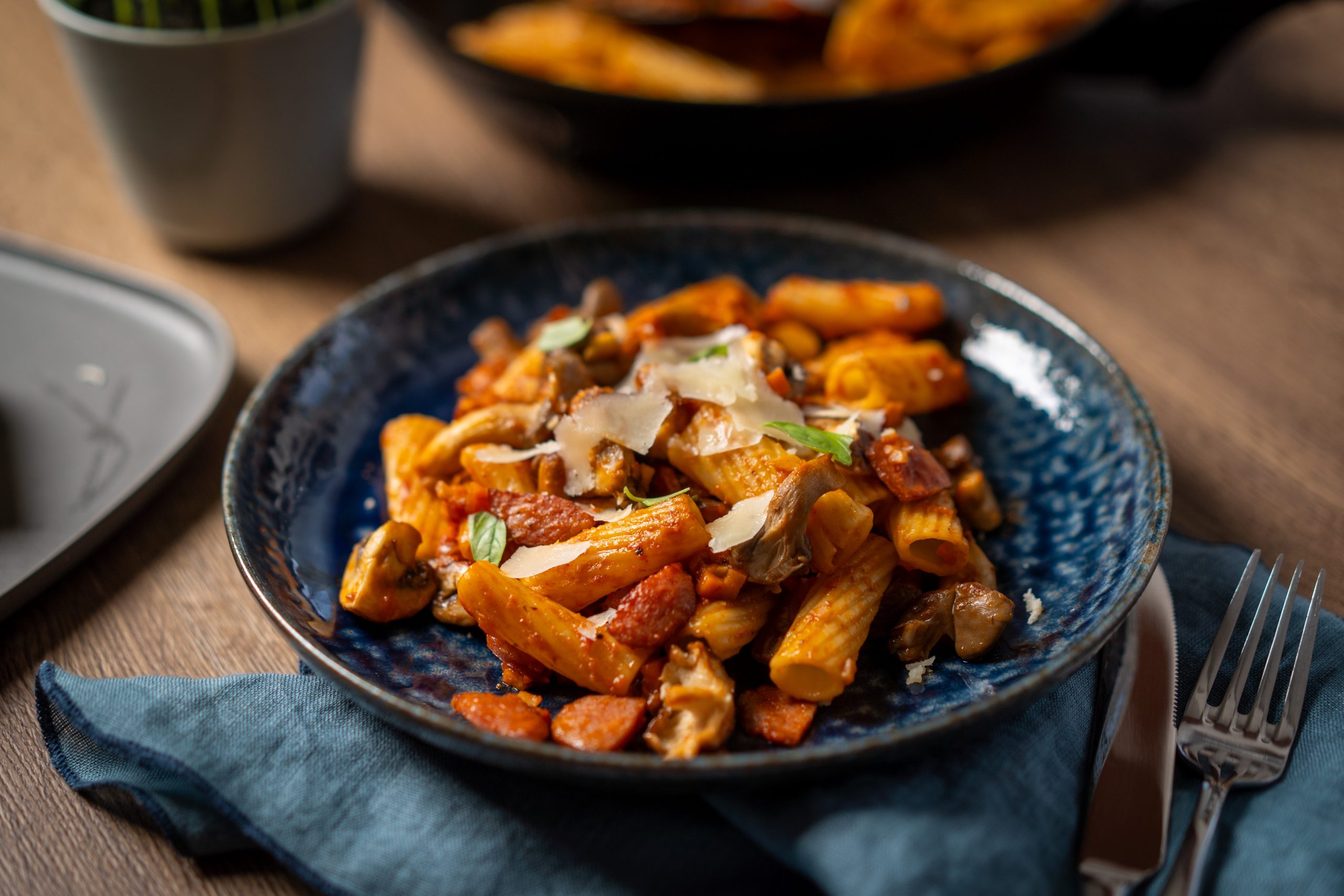 Rigatoni s raguom od kobasica i gljivama