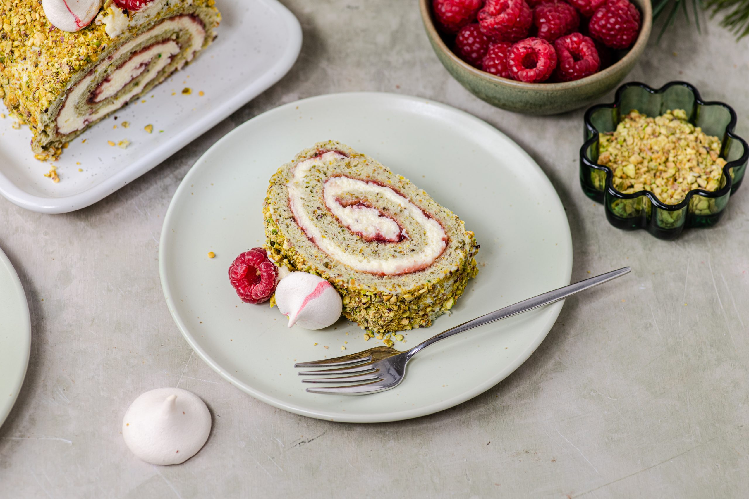 Rolada s pistacijom i malinama