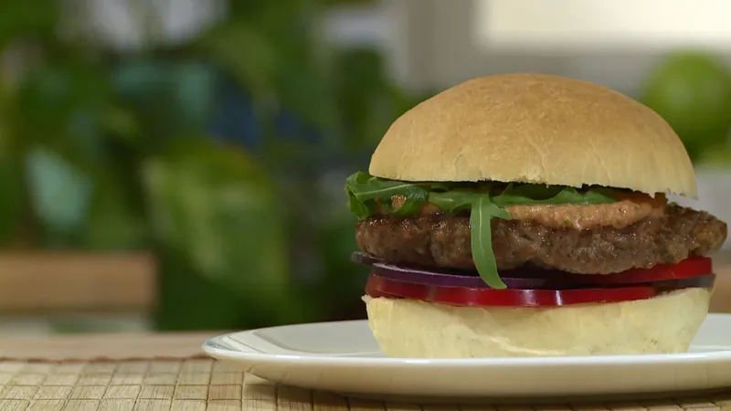 Roštilj s hladnim umakom od rajčice