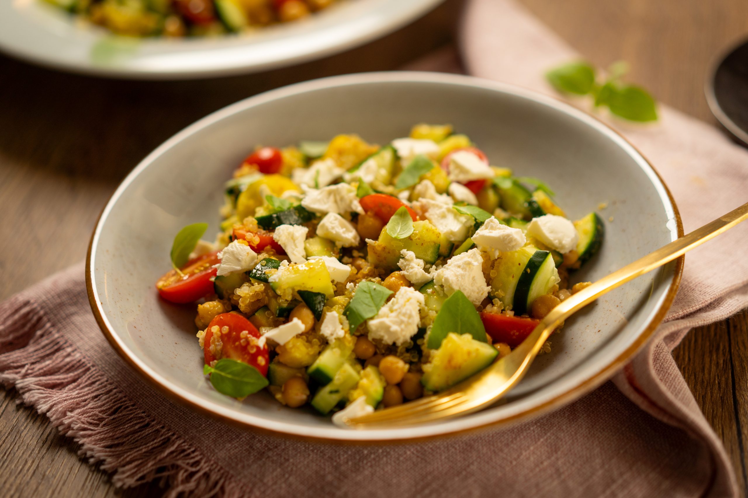 Salata od kvinoje, slanutka, rajčica i feta sira